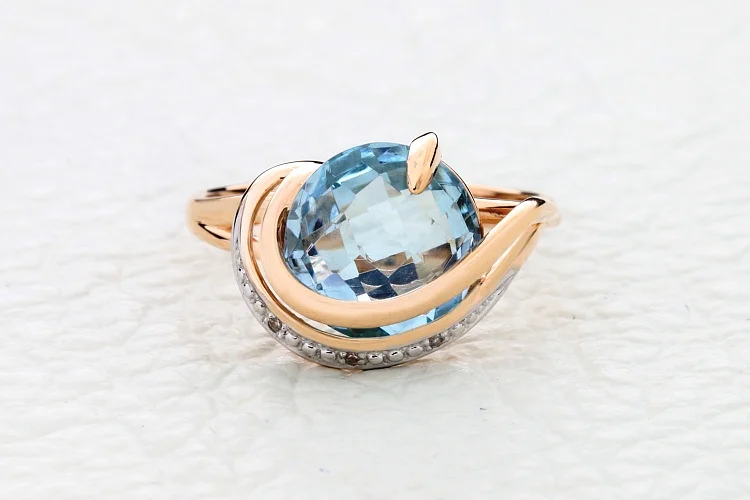 Кольцо из красного золота с топазом sky и 3 фианитами