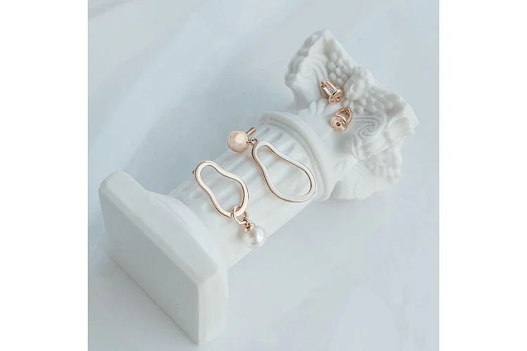 Серьги-пусеты из красного золота с жемчугом