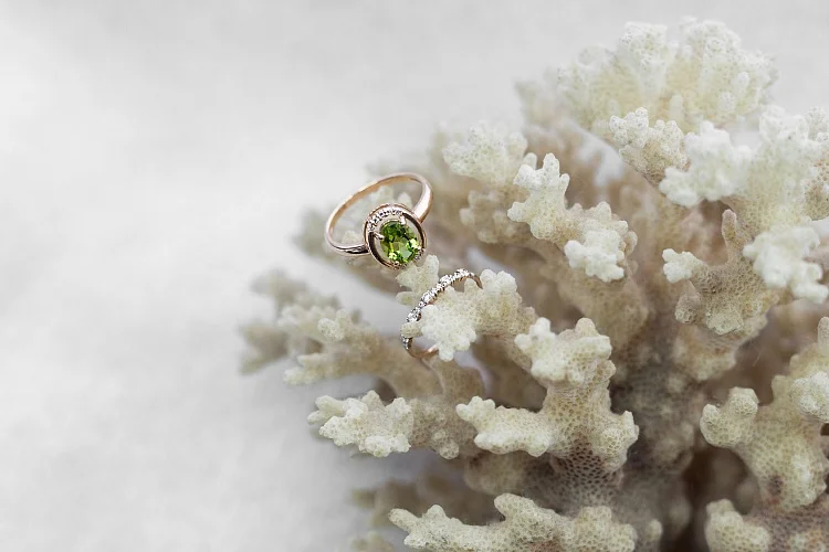 Кольцо из красного золота с хризолитом и 10 фианитами