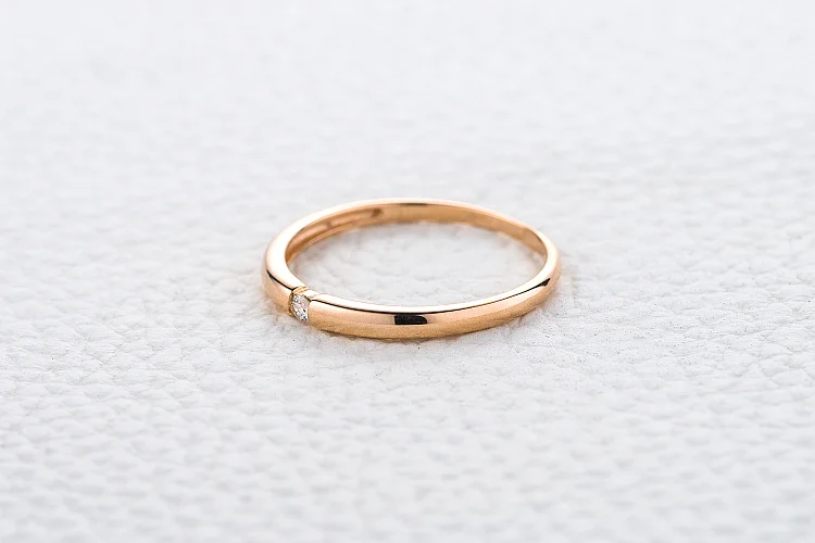 Обручальное кольцо из красного золота с бриллиантом