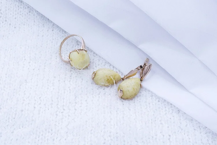 Кольцо из красного золота с янтарём