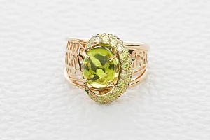 Кольцо из красного золота с кварцем и 37 фианитами