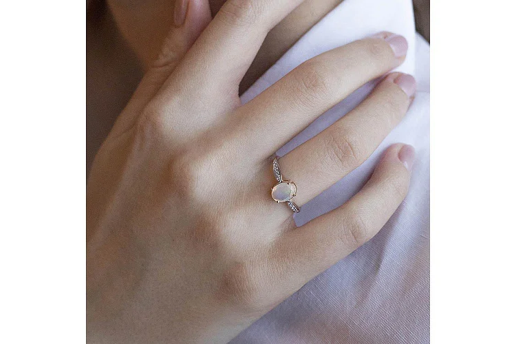 Кольцо из красного золота с опалом и 10 фианитами