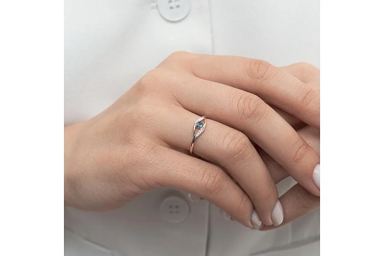 Кольцо из красного золота с топазом лондон и 8 фианитами