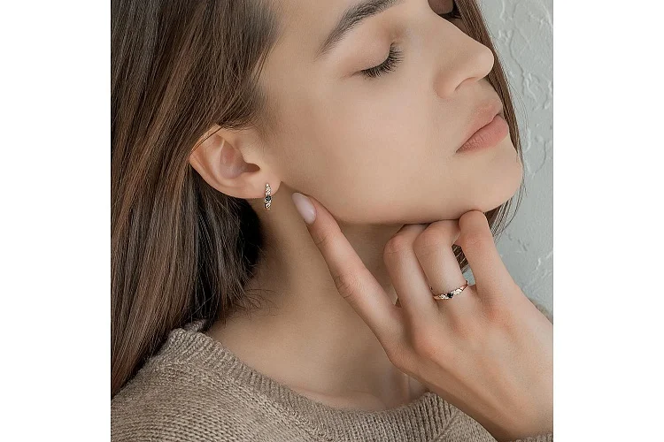 Серьги из красного золота с 2 сапфирами и 12 бриллиантами