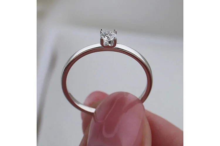 Кольцо из белого золота с выращенным бриллиантом