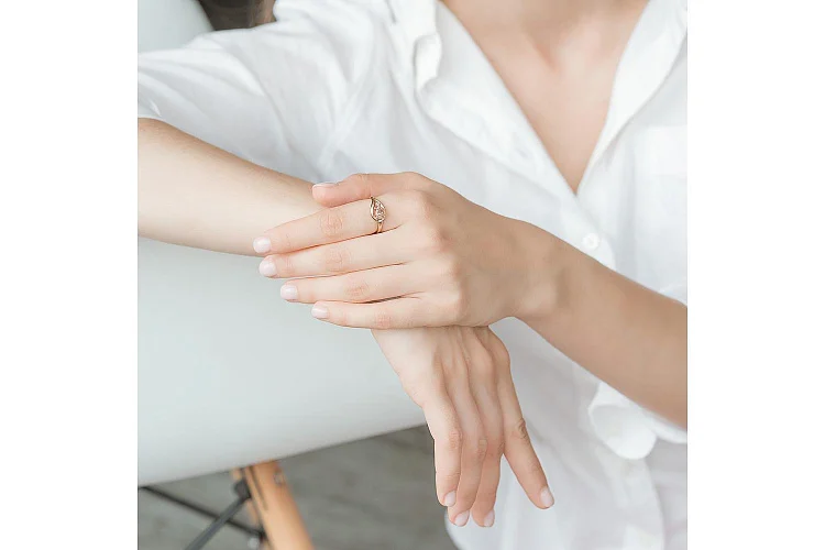 Кольцо из красного золота с морганитом и фианитом