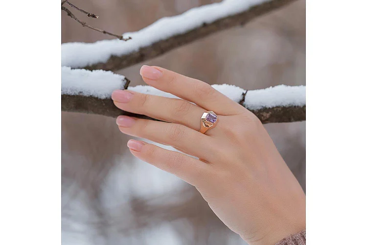 Кольцо из красного золота с аметистом и 4 фианитами