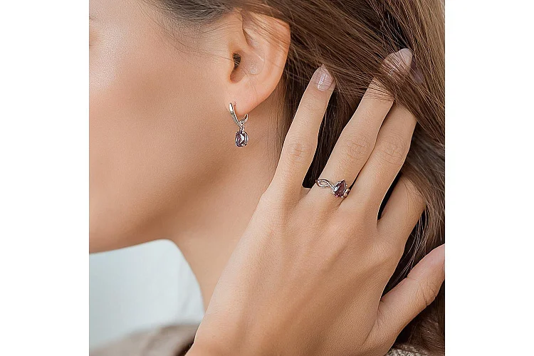 Кольцо из белого золота с александритом