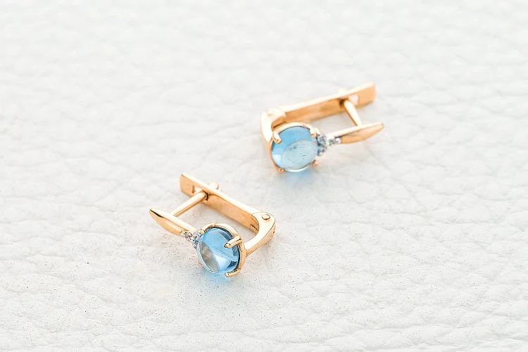 Серьги из красного золота с 2 топазами swiss и 6 фианитами