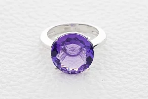 Кольцо из белого золота с аметистом