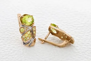 Серьги из красного золота с 2 кварцами и 16 фианитами