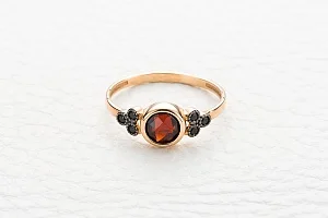 Кольцо из красного золота с гранатом и 6 фианитами