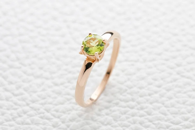 Кольцо из красного золота с хризолитом