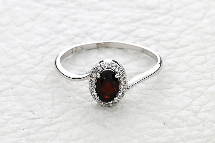 Кольцо из белого золота с 17 гранатами