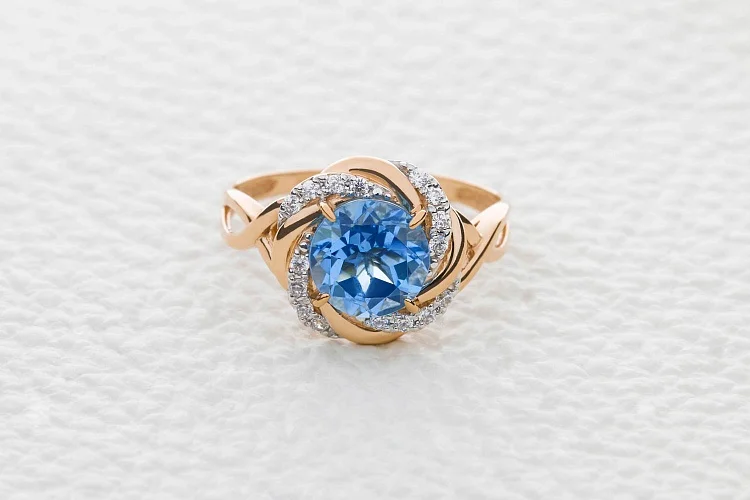 Кольцо из красного золота с топазом swiss и 16 фианитами