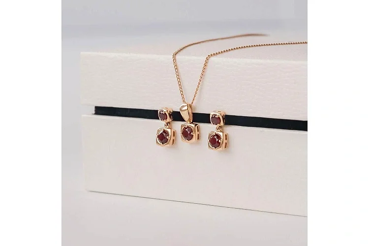 Подвеска Квадрат из красного золота с гранатом