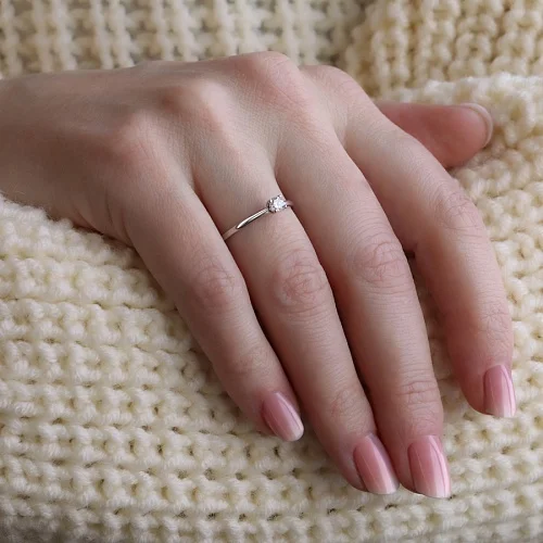 Кольцо из белого золота с фианитом