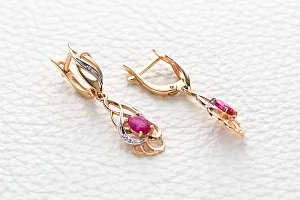 Серьги из красного золота с 2 корундами и 12 бриллиантами