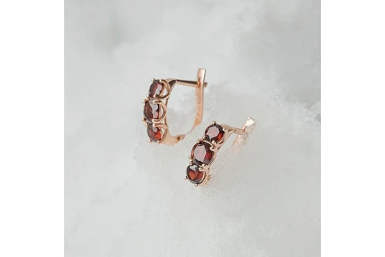 Серьги из красного золота с 6 гранатами
