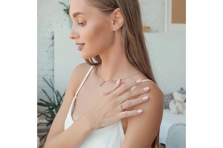 Подвеска из красного золота с изумрудом и 7 бриллиантами