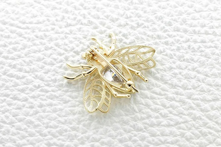 Брошь Пчела из жёлтого золота с 32 фианитами