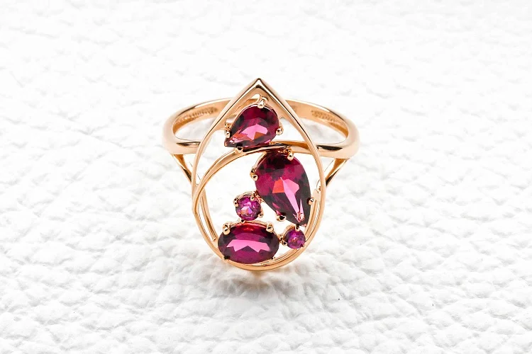 Кольцо из красного золота с 5 родолитами