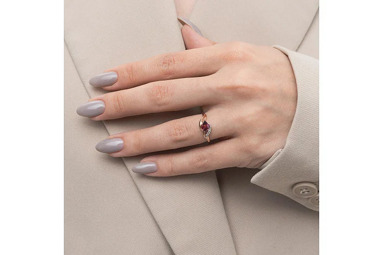 Кольцо из красного золота с гранатом и 3 фианитами