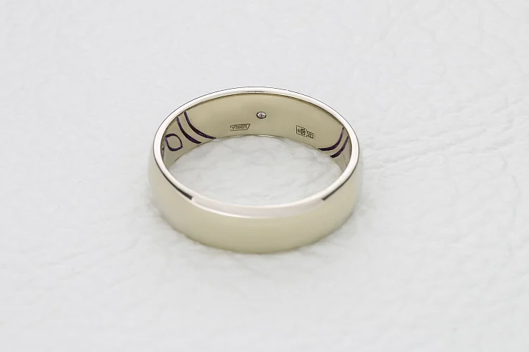 Обручальное кольцо из белого золота с бриллиантом