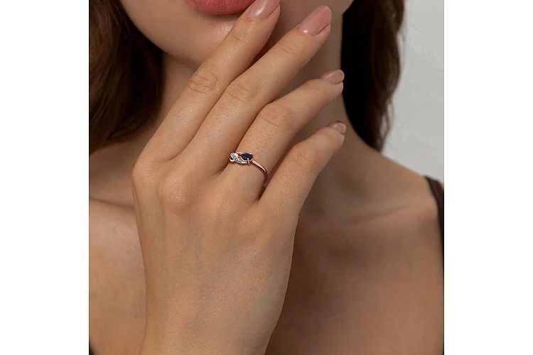 Кольцо из красного золота с иолитом и 13 фианитами