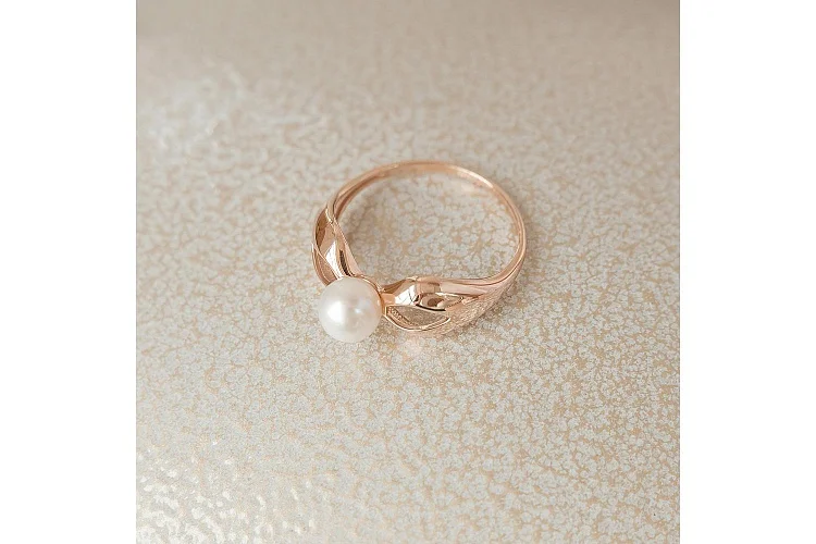 Кольцо из красного золота с жемчугом