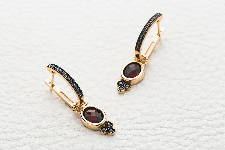 Серьги-трансформеры из красного золота с 2 гранатами и 32 фианитами