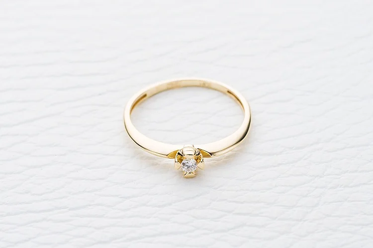 Кольцо из жёлтого золота с бриллиантом