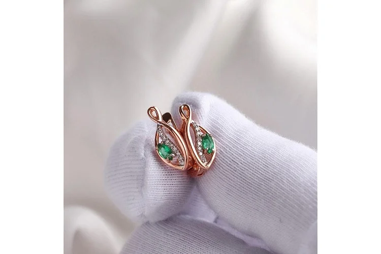 Серьги из красного золота с 2 изумрудами и 16 бриллиантами