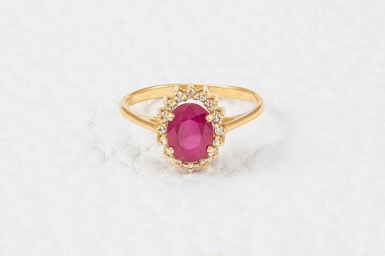 Кольцо из жёлтого золота с рубином и 16 бриллиантами