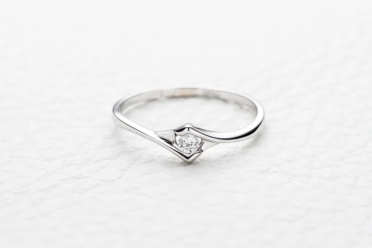 Кольцо из белого золота с бриллиантом