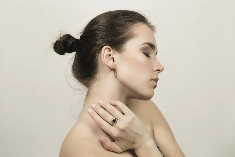 Серьги Квадраты из красного золота с 2 гранатами