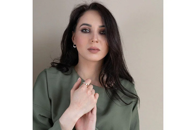 Кольцо из красного золота с 15 фианитами