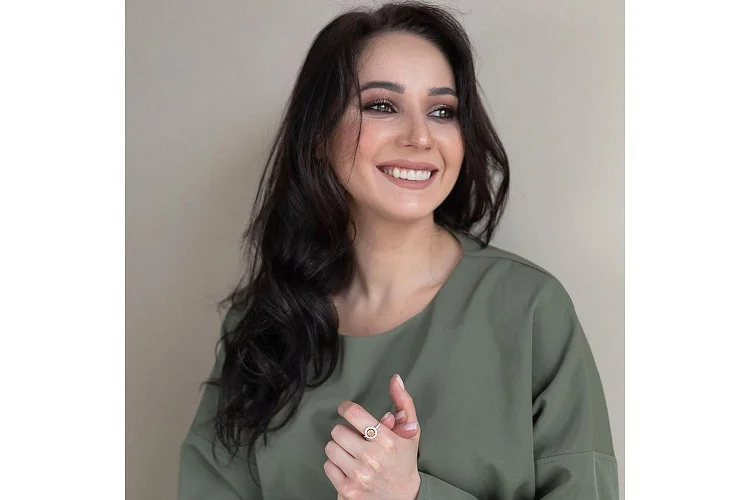 Кольцо из красного золота с опалом и 30 фианитами