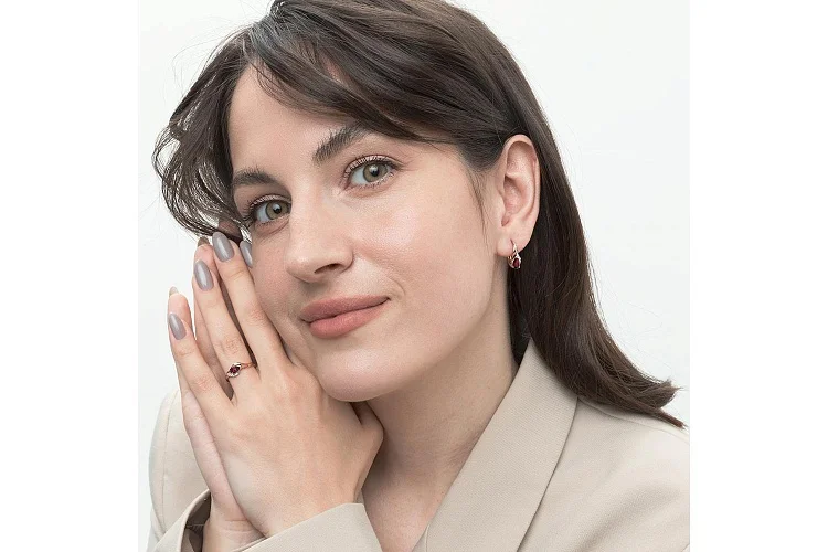 Серьги из красного золота с 2 гранатами и 6 фианитами