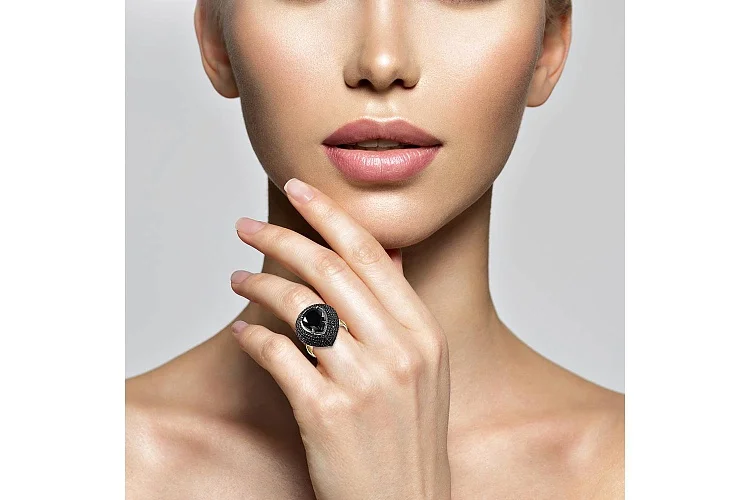 Кольцо из жёлтого золота с шпинелью и 246 фианитами