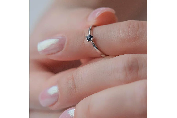 Кольцо из белого золота с сапфиром