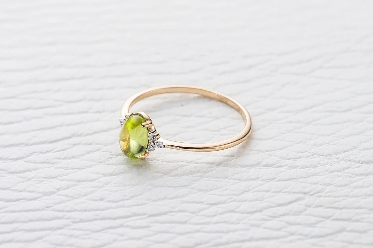 Кольцо из красного золота с хризолитом и 6 фианитами