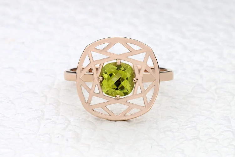 Кольцо из красного золота с хризолитом