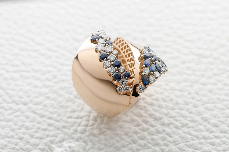 Кольцо из красного золота с 19 сапфирами и 24 бриллиантами