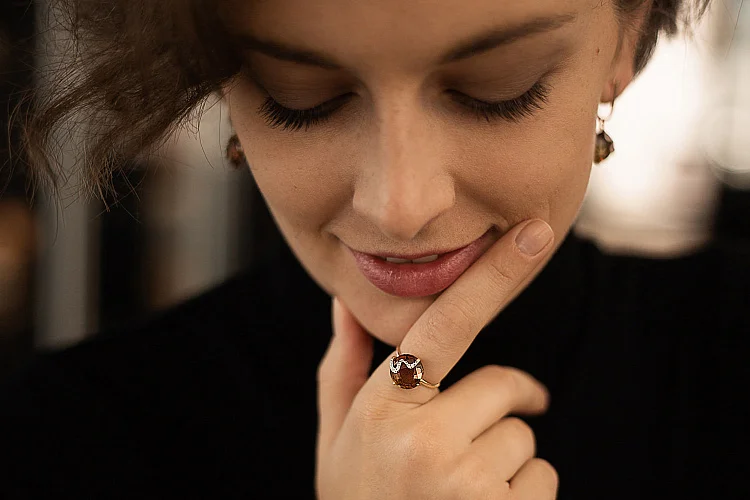 Кольцо из красного золота с султанитом и 7 фианитами