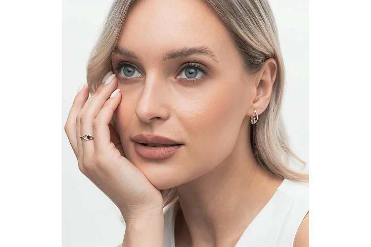 Серьги из красного золота с 2 гранатами и 16 фианитами