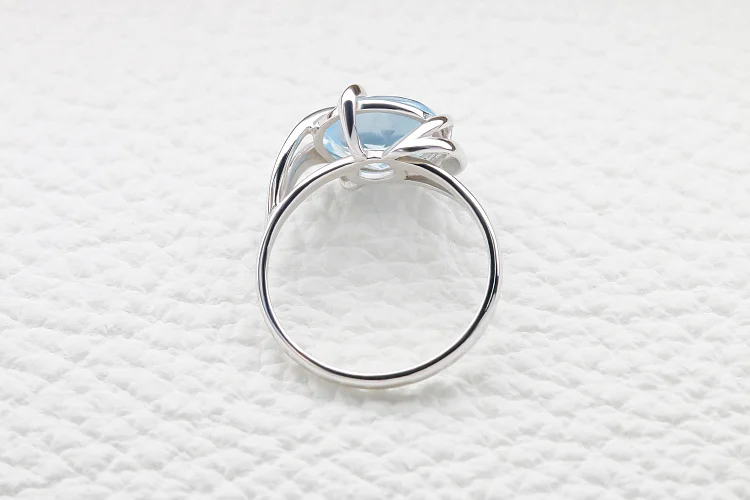 Кольцо из белого золота с топазом sky и 3 фианитами