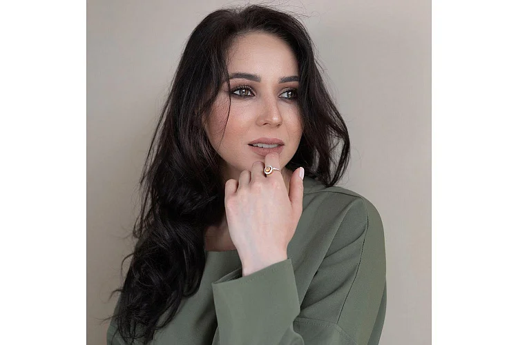 Кольцо из красного золота с опалом и 30 фианитами