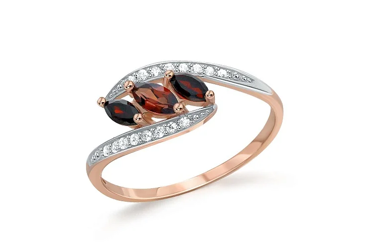 Кольцо из красного золота с 3 гранатами и 16 фианитами